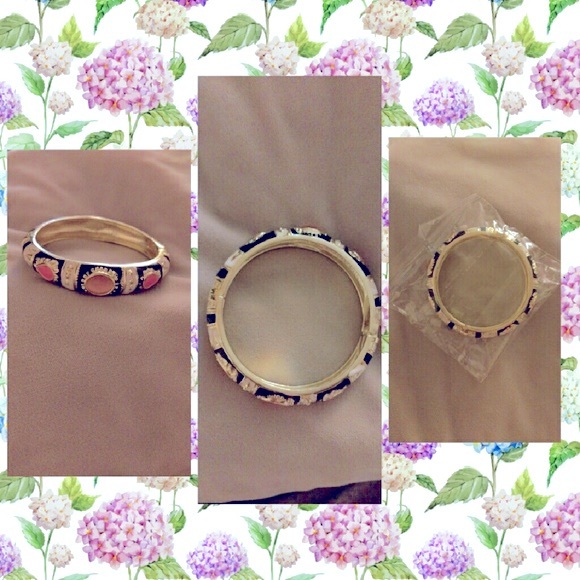 New gold tone enamel hinged bangle bracelet - Picture 3 of 3